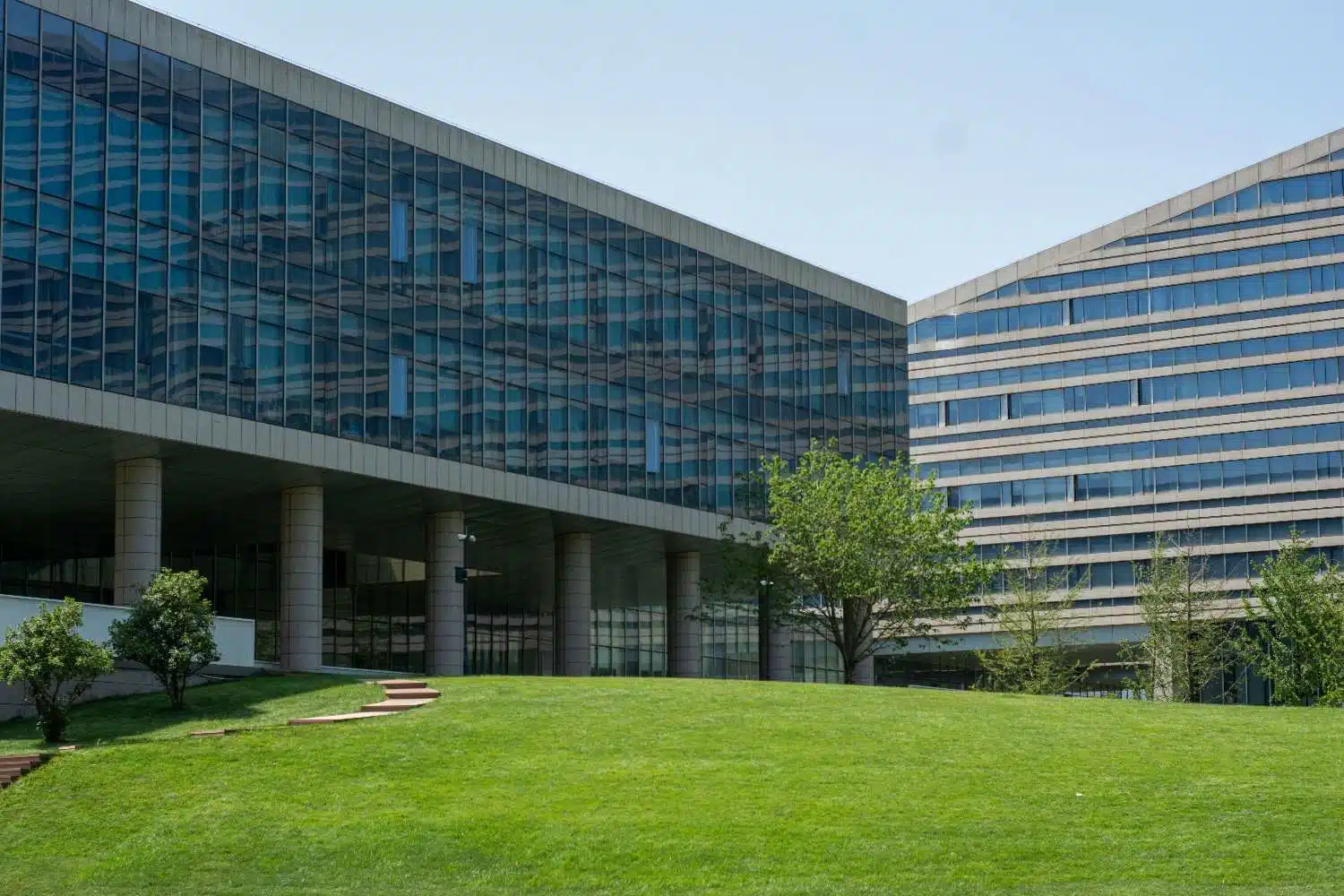 Commercial real estate building representing DST and REIT property investments