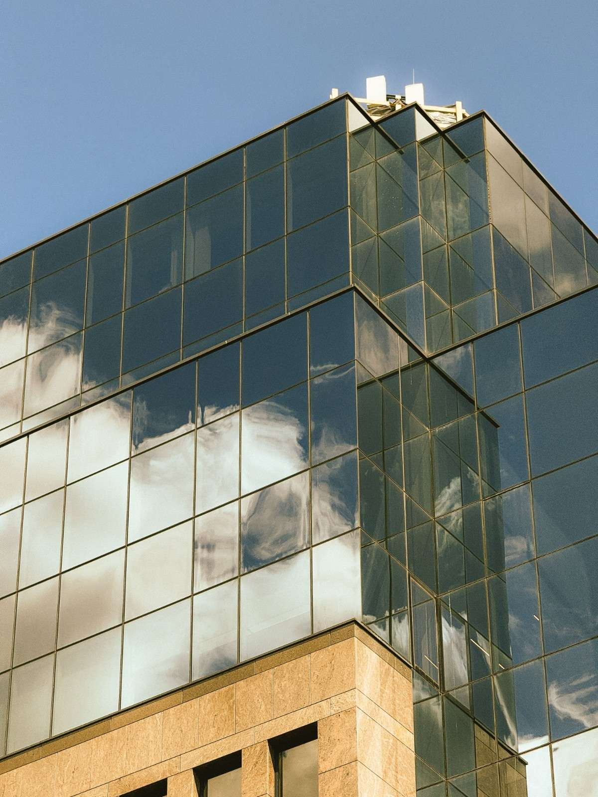 Single-tenant net lease replacement property for a 1033 exchange